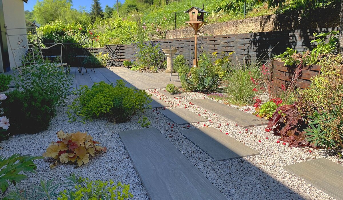 Création d'allée en dalles, graviers décoratifs et massifs plantés par TMD Paysage
